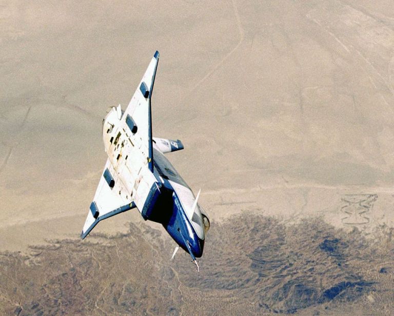 Экспериментальный сверхманевренный самолет Мессершмитт-Бёльков-Блом / DASA – Рокуэлл Х-31А в испытательном полете над пустыней Мохаве – 1994 г.