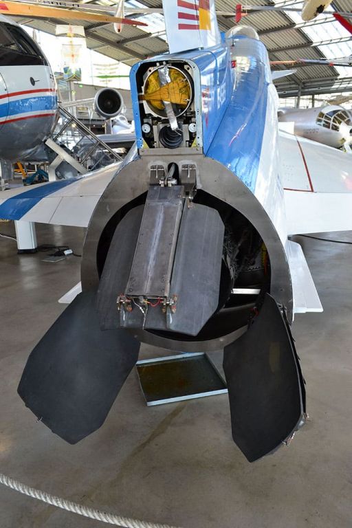 Все дефлекторы системы управления вектором тяги на экспериментальном сверхманевренном самолета Мессершмитт-Бёльков-Блом / DASA – Рокуэлл Х-31А первоначального были в таком виде, как верхний на этом снимке