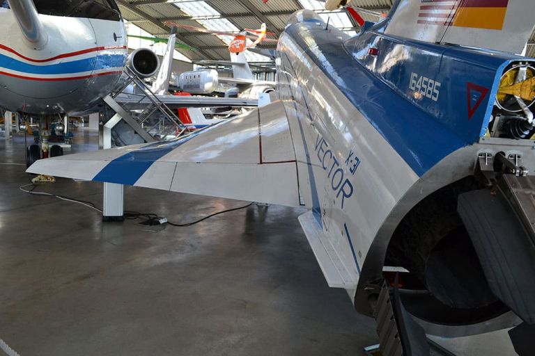 Установка аэродинамических гребней на хвостовой части фюзеляжа на экспериментальном самолете Х-31АФото: С.Г. Мороз