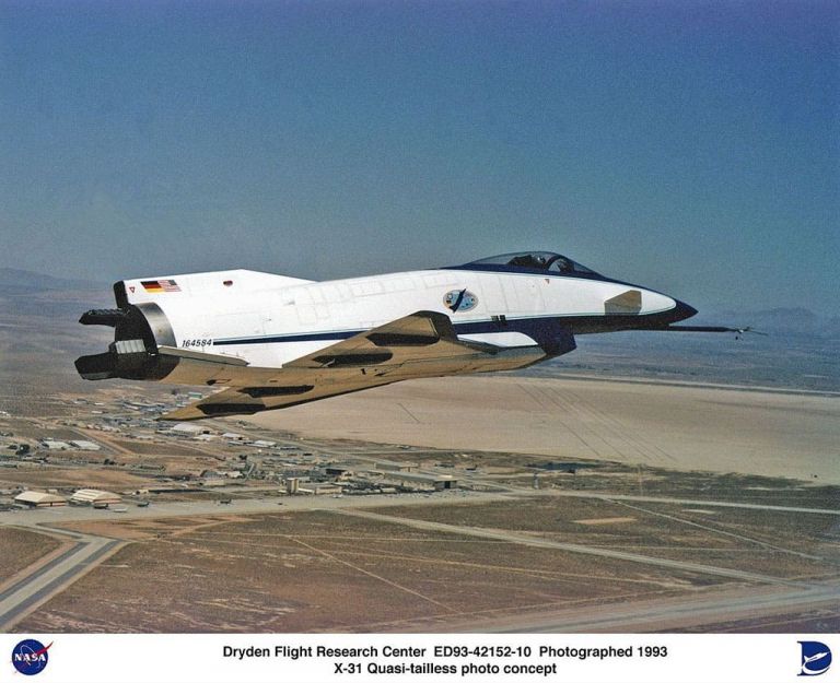Второй экземпляр экспериментального сверхманевренного самолета МВВ – Рокуэлл Х-31А в полете со снятой верхней частью киляФото: NASA // https://www.pinterest.fr/pin/498492252484911596/