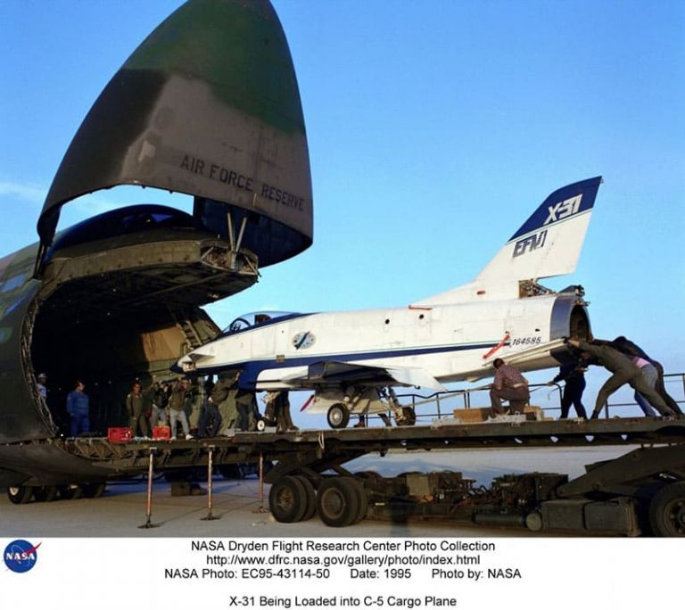 Погрузка Х-31А на борт тяжелого военно-транспортного самолета Локхид С-5 «Гэлекси»Фото: https://www.dvidshub.net/image/736735/x-31-being-loaded-into-c-5-cargo-plane