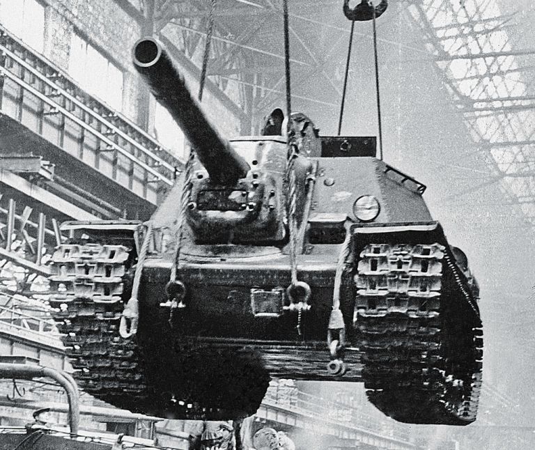 Готовая СУ-152 в цеху Кировского завода, Челябинск, 1943 год