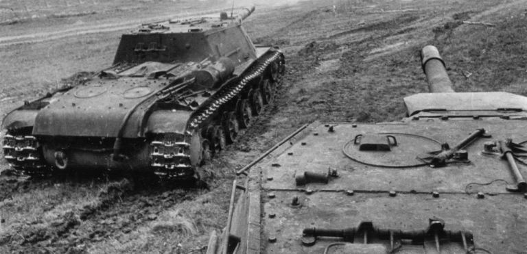 СУ-152 выпуска весны 1943 года идут в атаку