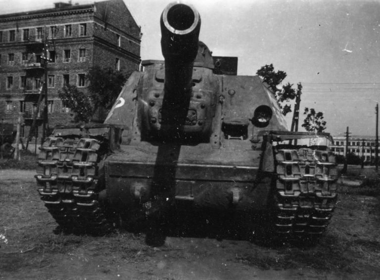 СУ-152, захваченная немцами летом 1943 года. Позже эта машина оказалась на Куммерсдорфском полигоне