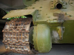 Попаданцу в копилку: Почему у танков гусеничные пальцы смотрят шляпкой внутрь, а у тракторов - наружу?