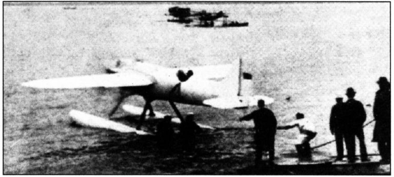 капитан Баярд покидает примитивный спуск для гидросамолетов для испытаний. Фотография сделана в Балтиморе непосредственно перед гибелью Supermarine S.4