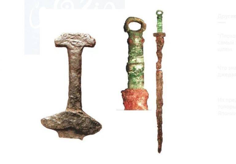 Слева - эфес саргатского меча с характерным украшением. Справа - намеренно переломленный клинок, положенный в могилу воина. Оба меча железные.