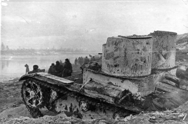 Двухбашенный Т-26 на Невском Пятачке, конец 1941 года. Эти машины должны были стать базой для самоходных установок поддержки пехоты.