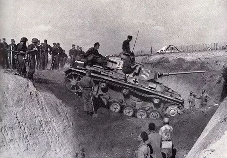Почему противотанковые рвы не затормозили немецкие танки в 1941, но остановили 200 "Пантер" под Курском? (Алексей Исаев, 2020)