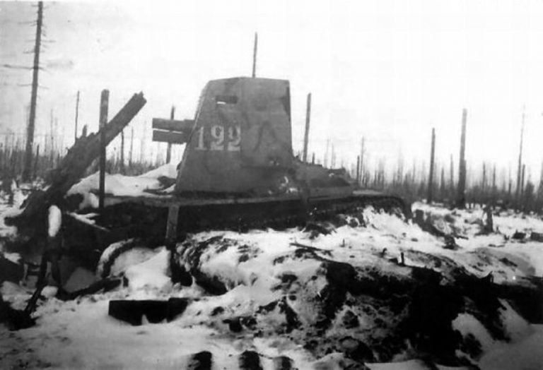 Подбитая САУ, вероятнее всего, из 122-й танковой бригады, район Погостья, зима-весна 1942 года.