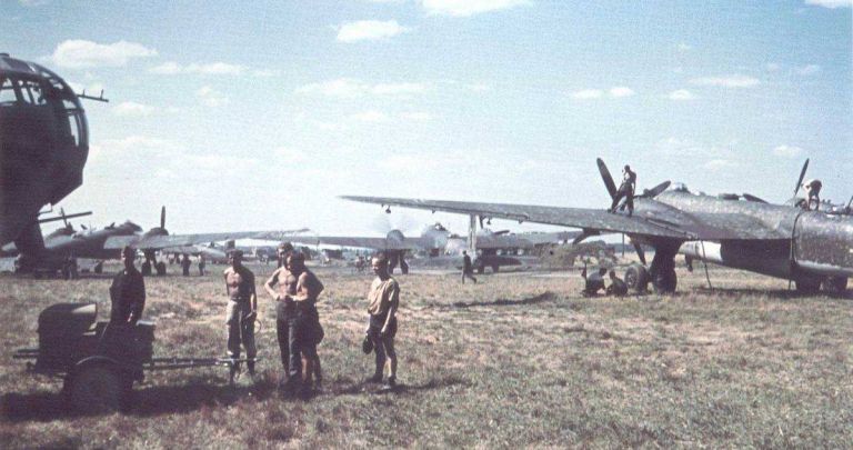 Дальние бомбардировщики Heinkel He 177 Greif на аэродроме под Кёнигсбергом, 1944 год, фото:waralbum.ru