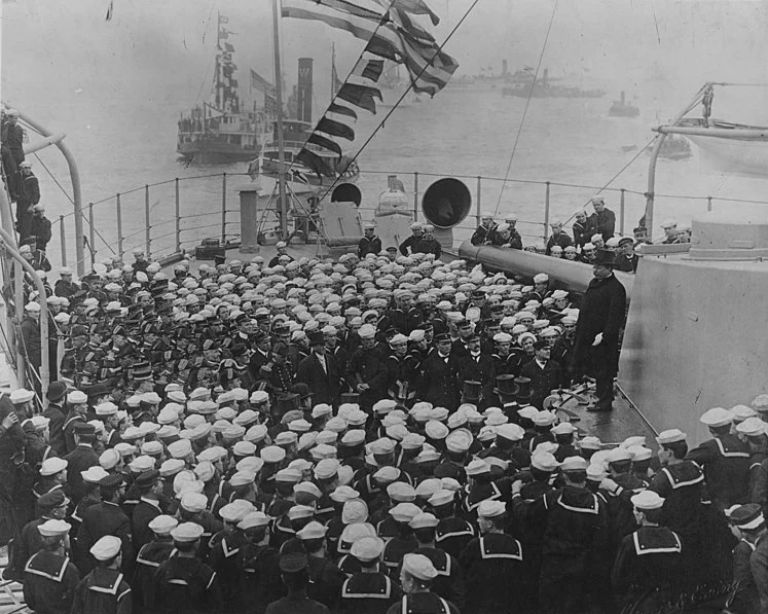 Выступление Тедди Рузвельт на борту броненосца "Нью Гемпшир"