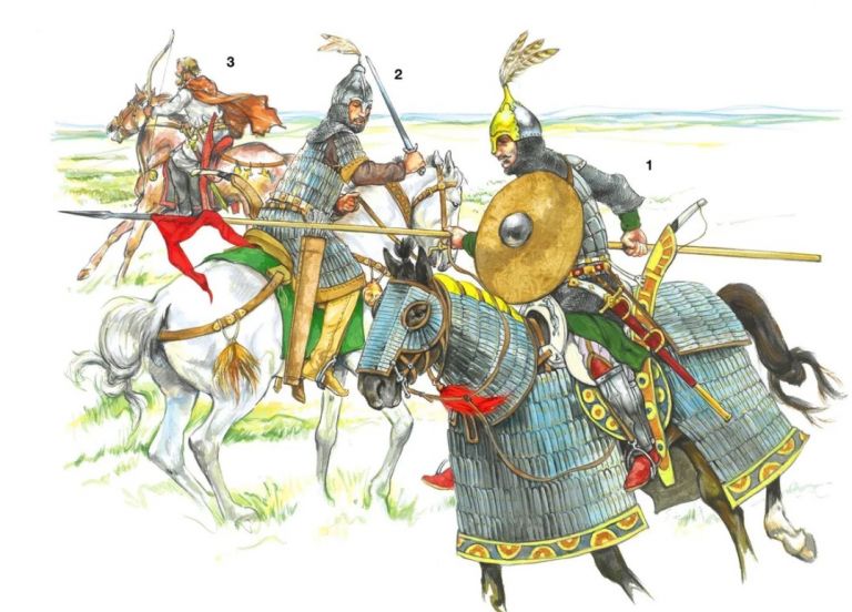 1- Хазарская конница VIIв: уровень кавказской металлургии и византийское влияние отражаются в пластинчатой броне всадника и обшитой накидки коня. Вооружен однолезвийным прямым мечом с изогнутой рукоятью, сложный лук в ярком корпусе; в руках обшитый кожей деревянный щит с железным центром и копье; 2- Аланская средняя конница VIIв: воин вооружен прямым мечом и луком в ножнах, колчан на боку; 3 - Воин южных славян VII века: его лук, ножны лука и меч выдают сильное иранское влияние