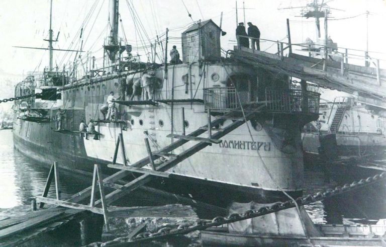 Крейсер «Коминтерн» во время восстановительного ремонта в Севастополе, 1923 годИсточник: forum.worldofwarships.ru