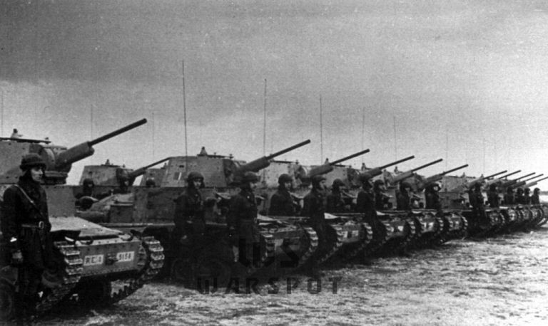 Танки второй производственной серии в составе оккупационной группы в Ницце. Было выпущено 428 танков Carro Armato L 6-40 в шести сериях, плюс 17 машин для немцев. Часто встречающаяся цифра в 283 танка относится только к первой производственной серии