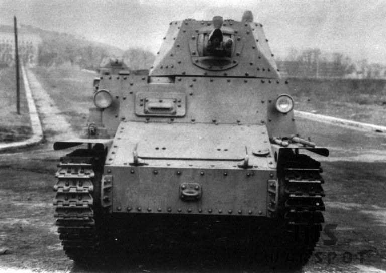 Огнемётная версия танка, оказавшаяся опытной разработкой. Хорошо видна разница в орудийной установке