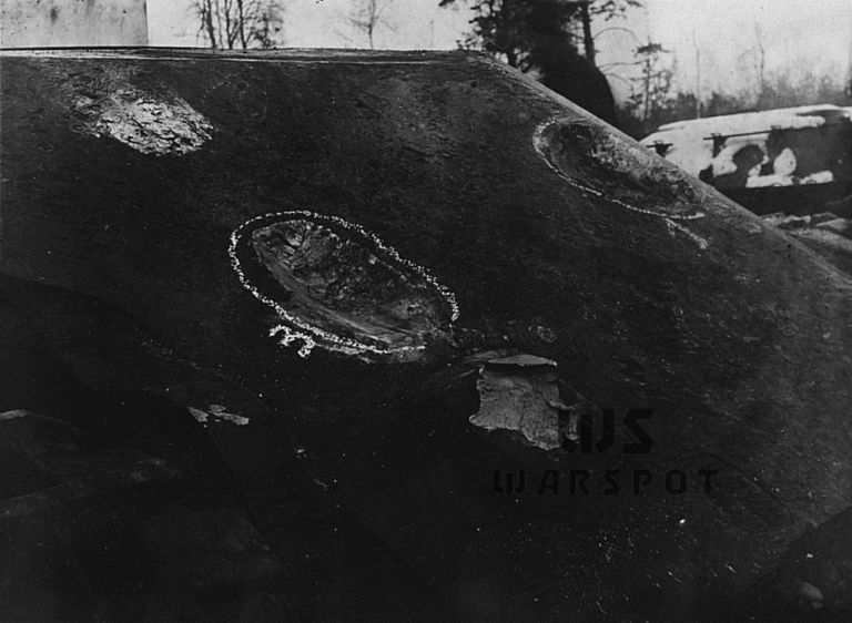 Результат обстрела лобовой части корпуса 122-мм снарядами орудия Д-25. Как можно заметить, выдержало и соединение лобовых листов