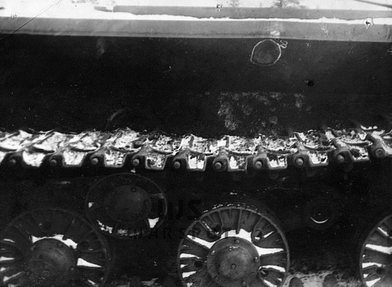 Верхний бортовой лист корпуса завода №200 после попадания 88-мм снаряда. По стойкости борт оказался примерно равнозначен верхней лобовой детали корпуса ИС-2