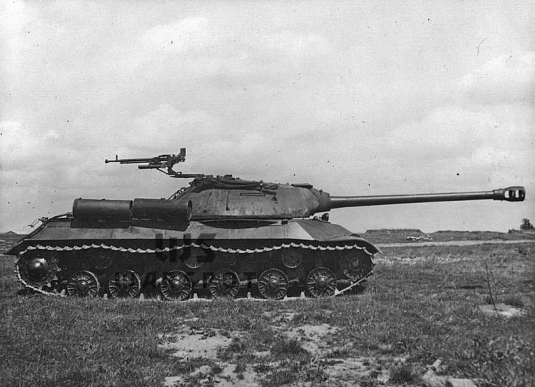 С самого начала серийные ИС-3 отличались от первых опытных танков. При этом каждый месяц в конструкцию вносили ряд изменений