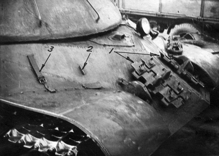Вскоре после введения запасных траков появились крепления для танковой печки