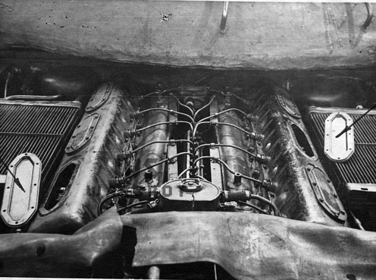 Изменился и двигатель В-11. Где-то к сентябрю 1945 года появились по три лючка для монтажа и демонтажа форсунок, благодаря чему не требовалось лишний раз снимать всю крышку. Такое же изменение ввели на В-2