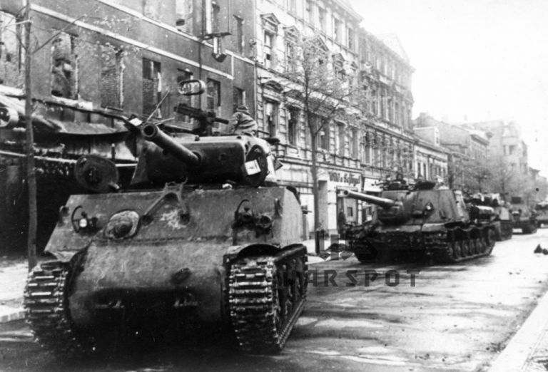 M4A2(76)W возглавляет колонну ИСУ-122, 1945 год. Вполне возможно, что это машины из состава 9-го механизированного корпуса.