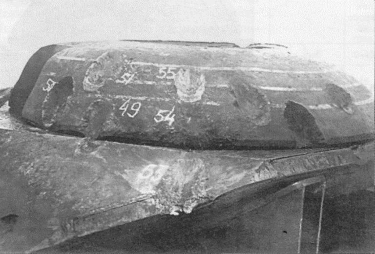 Танк А-22 после обстрела 122- и 128-мм бронебойными снарядами