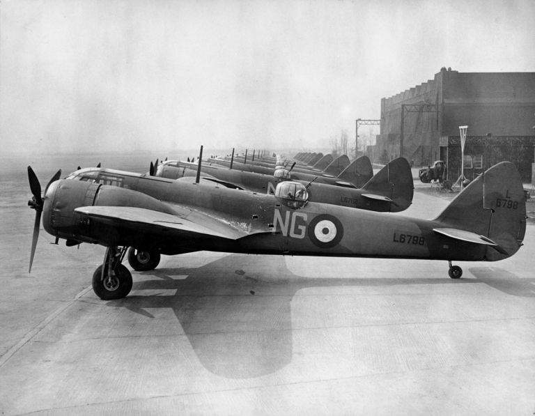 Ночные истребители Бристоль «Бленхейм» Mk.1F из 604-й эскадрильи Королевских ВВС Великобритании на аэродроме Нортхолт. Великобритания, апрель 1940 годаwaralbum.ru