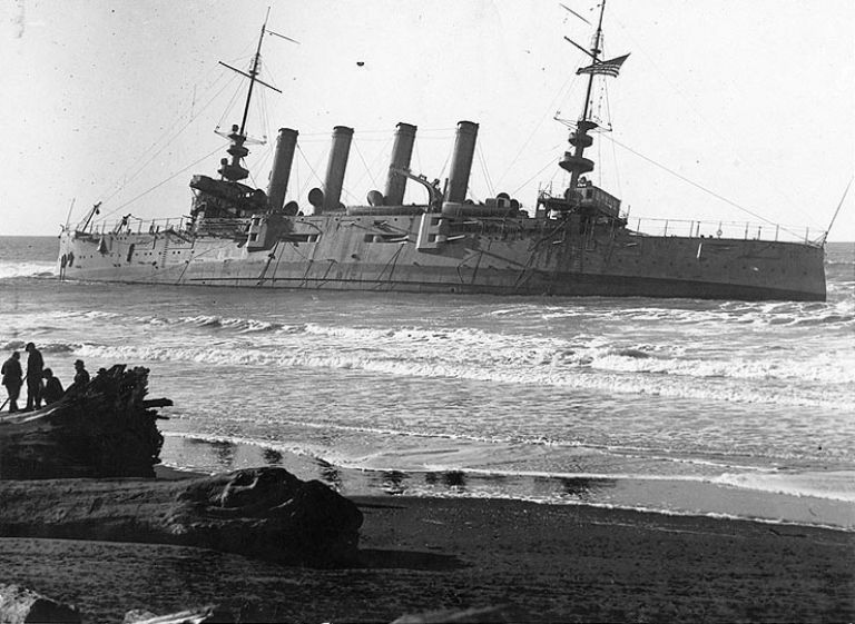 USS_Milwaukee_(C-21)_stranded Милуоки на берегу в Эврике, штат Калифорния , в январе 1917 года после попытки освободить подводную лодку Н-3 .
