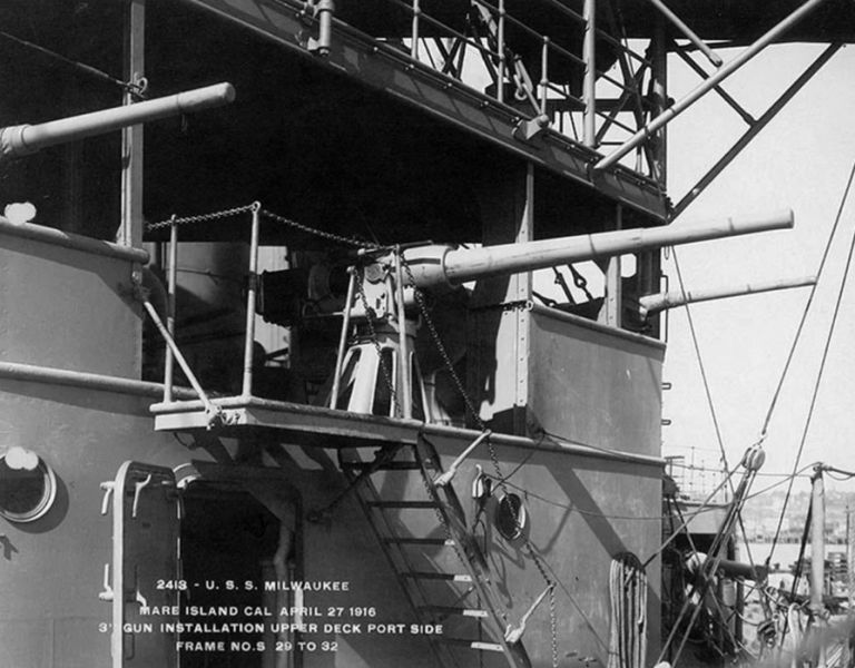 76-мм орудия левого борта. Верхняя палуба однотипного крейсера «Милуоки». Военно-морская верфь Маре-Айленд (Калифорния), 27 апреля 1916 года