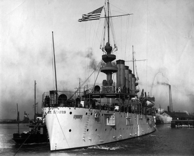 Крейсер «Сент-Луис» на стоянке. Филадельфия, 1906 год. Идущий из одной трубы дым – результат работы «вхолостую» для обеспечения энергией внутренних систем