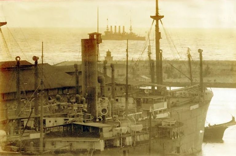 SMS-Locksun USS St. Louis на рейде Гонолулу, утро 4 февраля 1917 года. На переднем плане немецкий угольщик SMS Locksun - первый трофей ВМС США в Первой мировой войне.