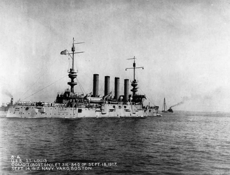 Крейсер «Сент-Луис» покидает Военно-морскую верфь Бостона после ремонта, 14 сентября 1917 года