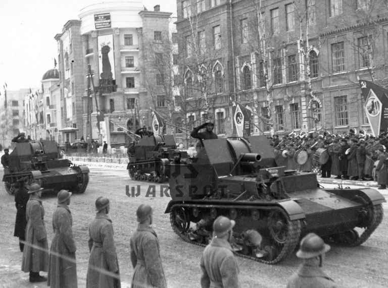 Серийные СУ-5 на параде в Хабаровске 7 ноября 1937 года. Опорные катки со съёмными бандажами поначалу стояли только на задних тележках, но в ходе эксплуатации на них заменили все катки