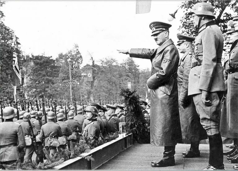 Варшава, парад немецкий войск, 1939 год, левая рука Гитлера нормально уже не работает по причине болезни Паркинсона (фото из Википедии)