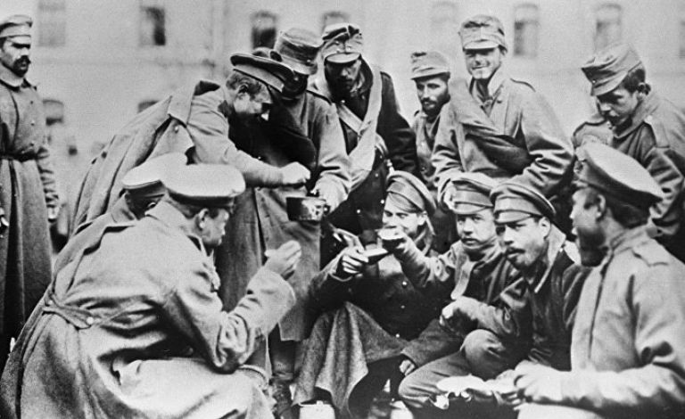Русские солдаты наливают суп австрийцу на русско-германском фронте