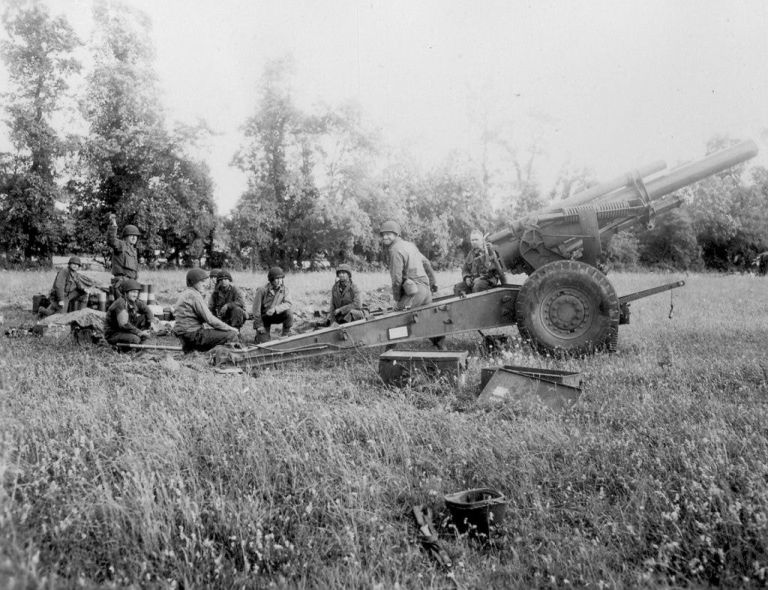 155-мм гаубица M1 в Нормандии. Боевая карьера этой гаубицы растянулась на долгие десятилетия