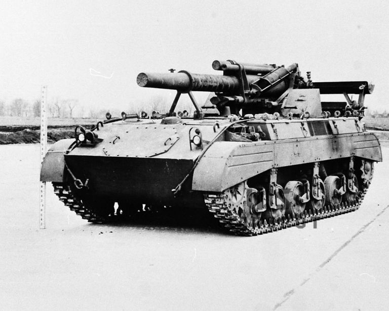 GMC T16 — первая машина на самоходном шасси из Light Tank M5, построенная в декабре 1942 года
