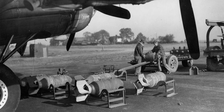 Подготовка авиабомб к загрузке в бомбардировщик