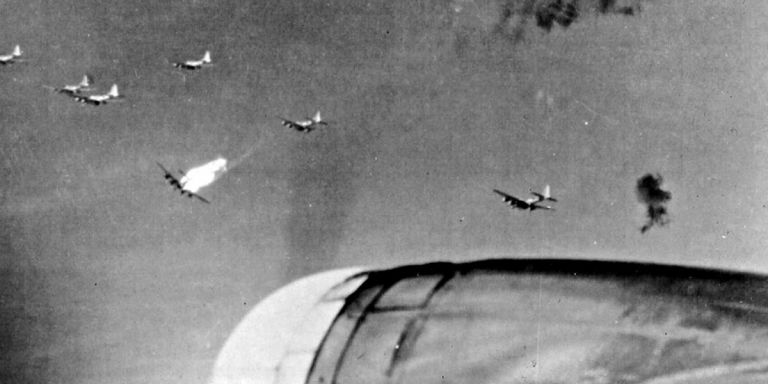 B-17, сбитый прямым попаданием зенитного снаряда