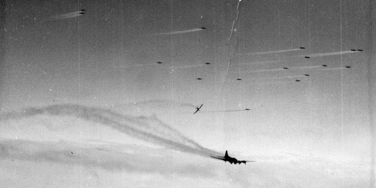 Немецкий истребитель «Фоке-Вульф» Fw. 190 атакует американский бомбардировщик B-17