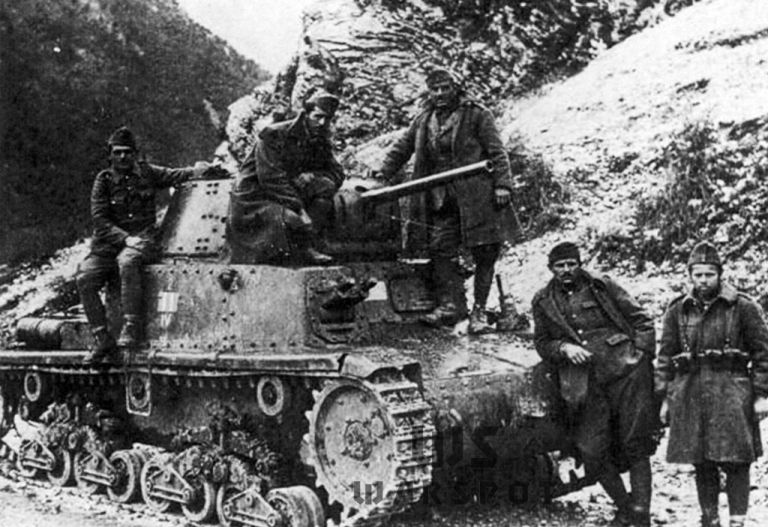 Один из M 13-40, захваченных греческими солдатами в 1941 году