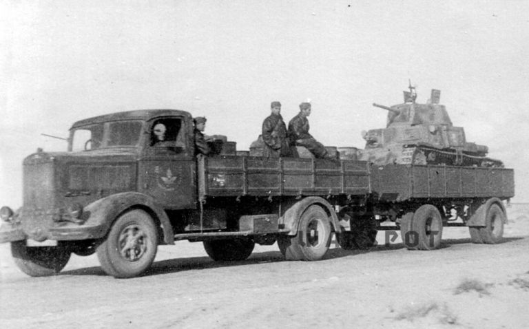 На дальние расстояния танки перевозились тяжёлыми грузовиками. Благодаря этому меньше расходовался ресурс двигателя танка и его ходовой части