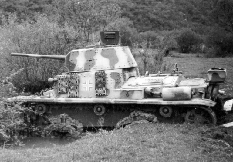 Pz.Kpfw.M 15 из состава 202-го танкового батальона, Югославия, 1944 год. Интересно, что на корме находится ящик ЗИП от танка Hotchkiss H 39