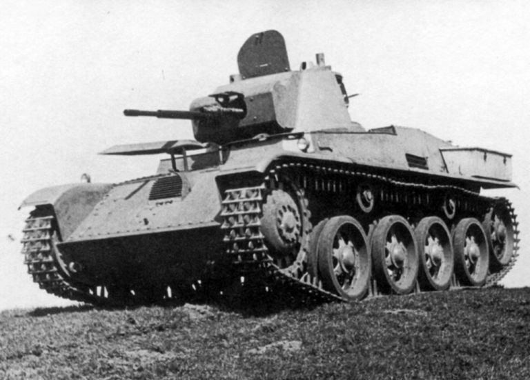 Австрийский Landsverk L-60Ö на испытаниях, апрель 1937 года. Тогда на нём вдоволь наездились поляки. Хорошо заметно, что у машины иная конструкция ведущих колёс