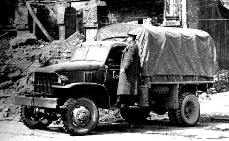 Советский офицер на грузовике Chevrolet G7107 в развалинах побеждённого Берлина. 1945 год