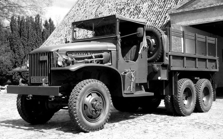 Автомобиль GMC CCKW-352 для жарких стран с боковыми выемками вместо дверей. 1943 год