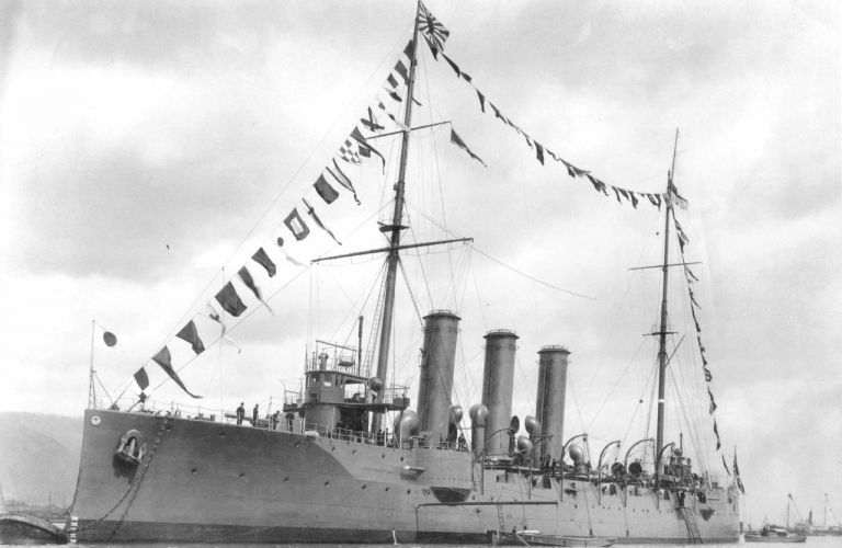 Однотипный "Цусиме" бронепалубный крейсер "Ниитака"