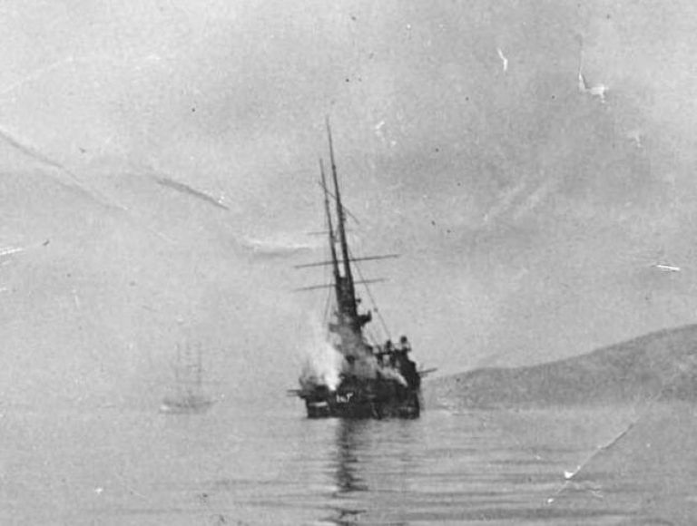 Нападение японцев в чемульпо. Крейсер Варяг Чемульпо. Варяг крейсер бой у Чемульпо. Варяг крейсер 1904 после боя. Варяг крейсер после боя.