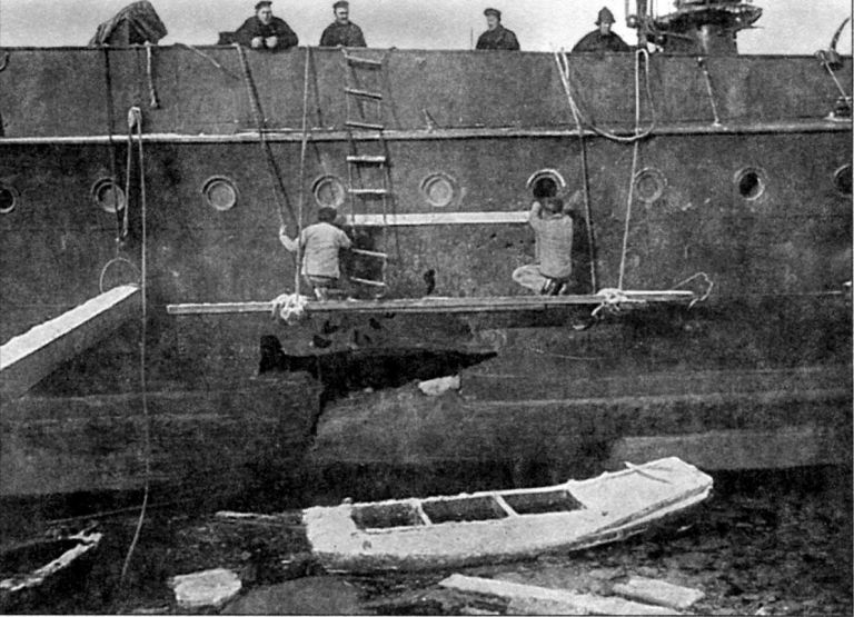 То самое повреждение "Новика". Фотография сделана во время ремонта крейсера в сухом доке